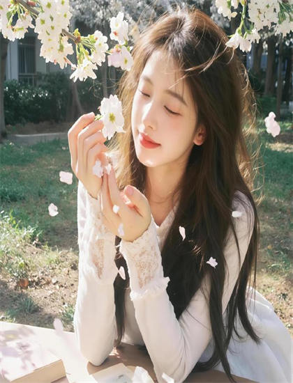 色情会所里的大学美女创作全记录：拍摄过程中的艰辛与突破 揭示艺术创作的艰辛与快乐